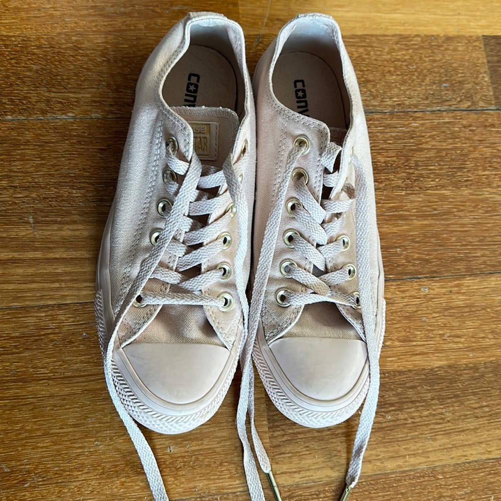 Pink low top converse